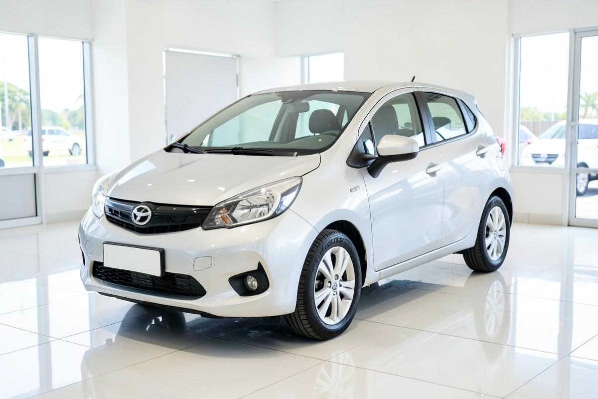 Zilvergrijze compacte hatchback in de showroom