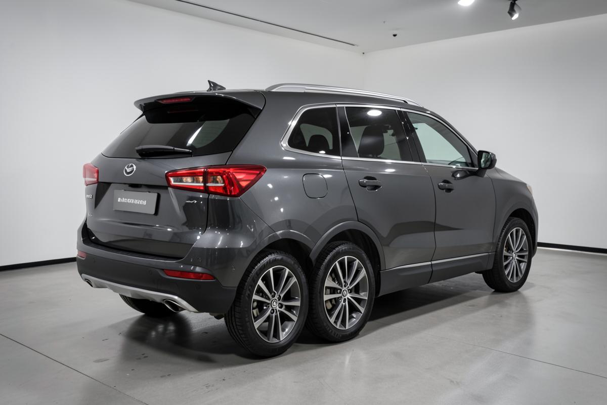 Donkergrijze gezins-SUV in de showroom