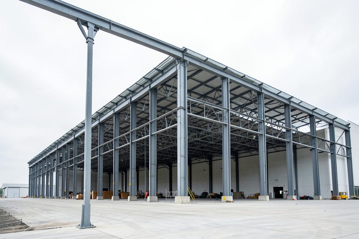Nieuwe bedrijfshal met stalen constructie