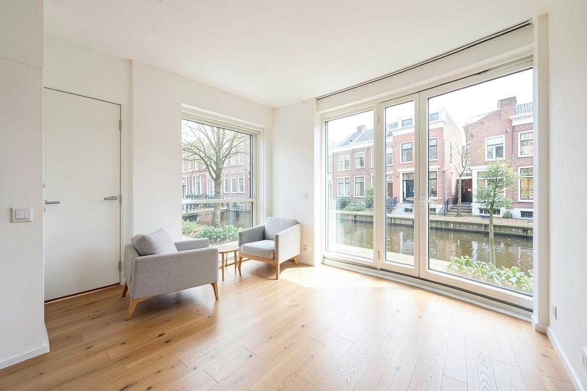 Licht appartement met uitzicht op een Amsterdamse gracht